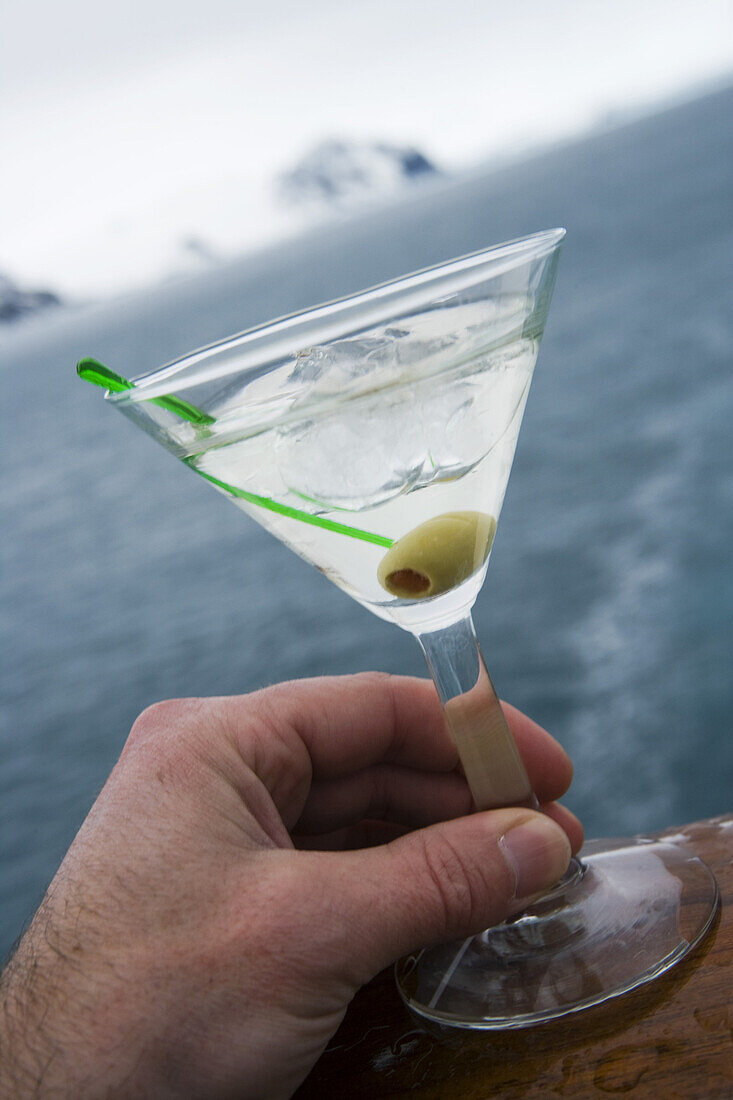 Martini on the rocks mit frischen Gletschereis an Bord von Kreuzfahrtschiff MS Deutschland (Reederei Deilmann), False Bay, Livingstone Island, Südliche Shetlandinseln, Antarktis