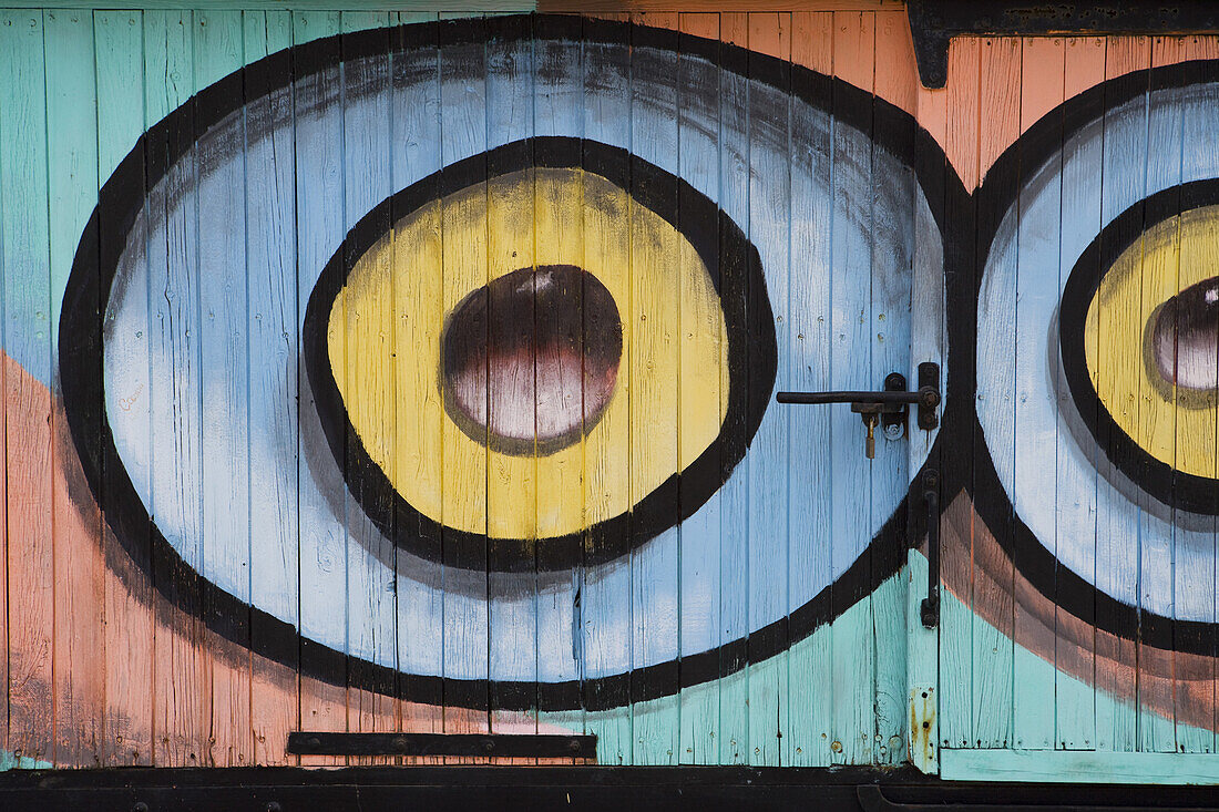 Buntes Graffiti auf altem Eisenbahnwaggon, Puerto Madryn, Patagonien, Argentinien, Südamerika, Amerika