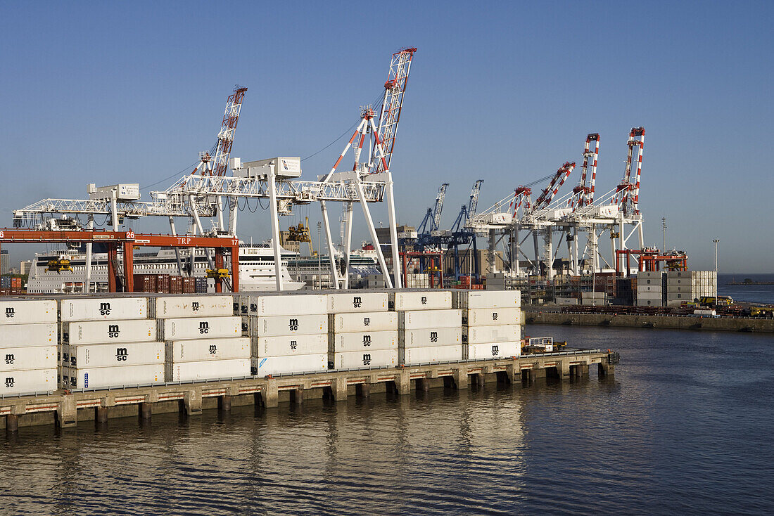 Container und Kräne im Hafen, Buenos Aires, Argentinien, Südamerika, Amerika