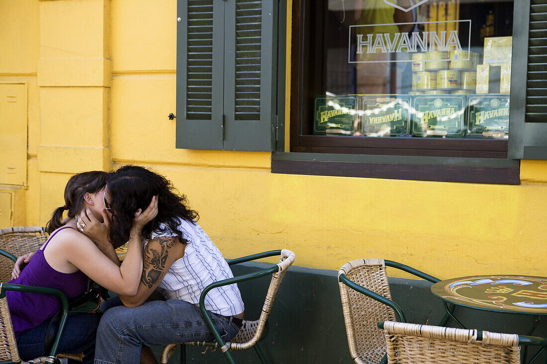 Junges Paar küsst sich vor der Havanna Bar im La Boca Hafenviertel, Buenos Aires, Argentinien, Südamerika, Amerika