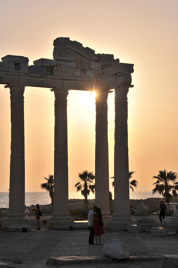 Sonnenuntergang in Appollon und Athena Tempel von Side, Südküste, Türkei