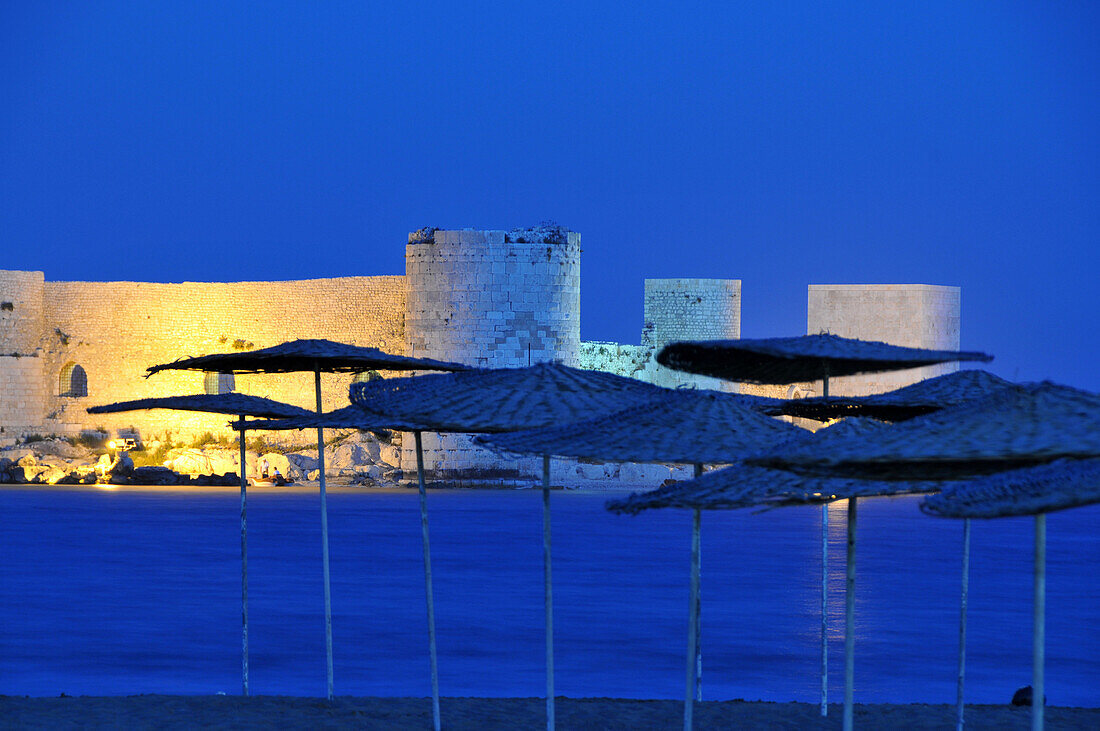 Mädchenburg mit Strand in der Nacht, Kiz Kalesi, Kalikien, Türkei