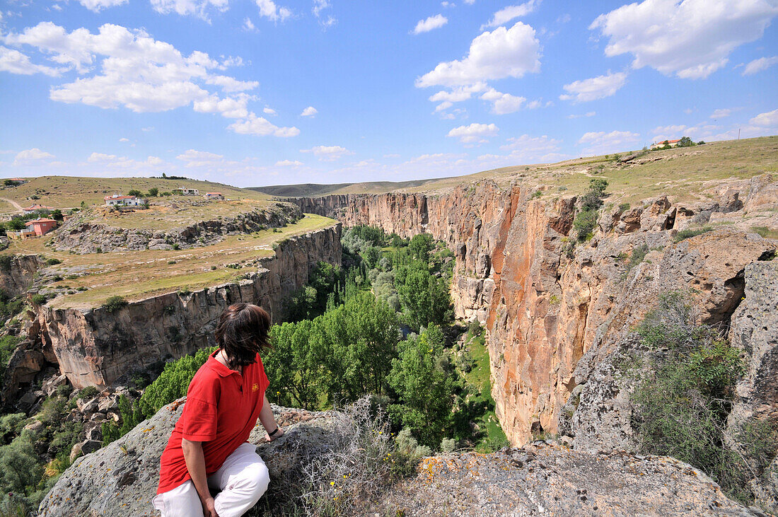 Frau schaut in CaPeristrema-Schlucht bei Ihlara, Kappadokien, Anatolien, Türkei
