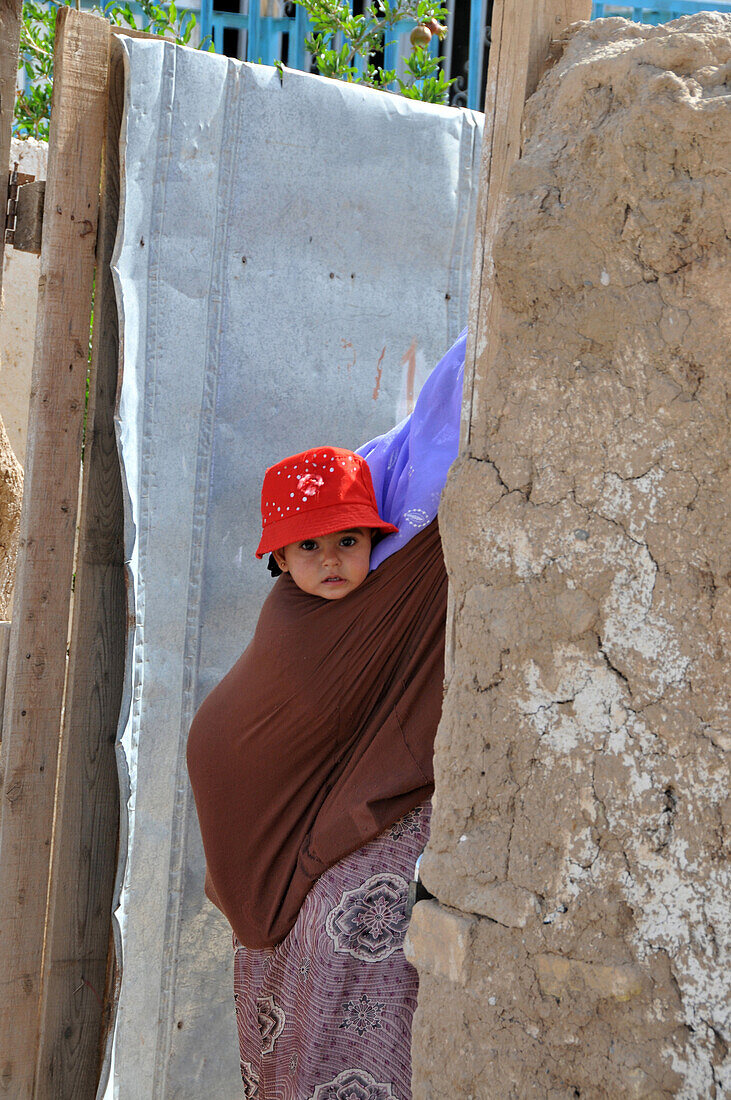 Kind in Harran bei Sanliurfa, Südost-Anatolien, Türkei