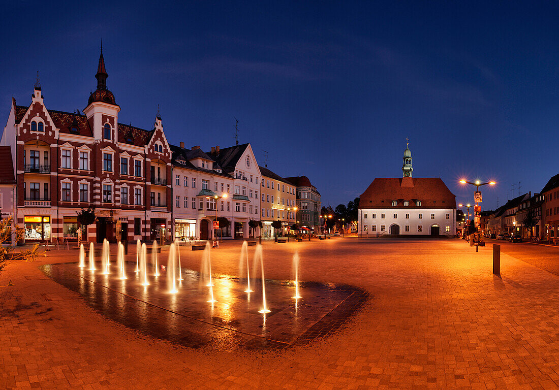 Springbrunnen am Marktplatz bei Nacht, Rathaus im Hintergrund, Finsterwalde, Land Brandenburg, Deutschland