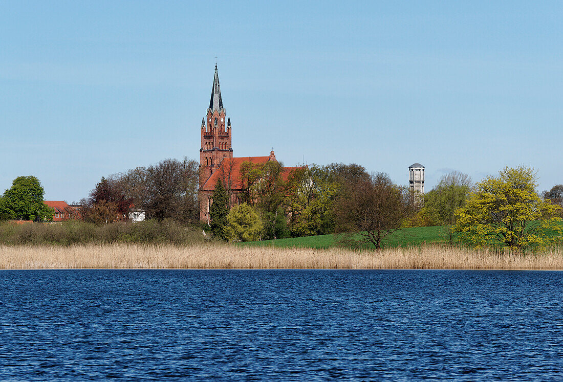 Marienkirche und Wasserturm am Grossen Wuennow in Roebel, Mecklenburger Seenplatte, Mecklenburg-Vorpommern, Deutschland