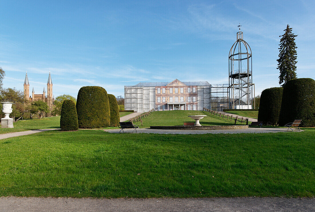 Schlosspark mit Blick zur Schlosskirche, Neustrelitz, Mecklenburger Seenplatte, Mecklenburg-Vorpommern, Deutschland