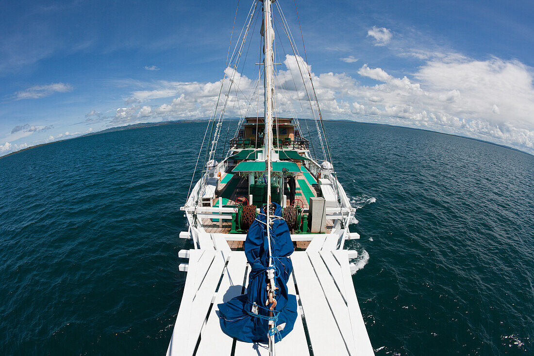 Kreuzfahrtschiff vor Sorong, Raja Ampat, West Papua, Indonesien