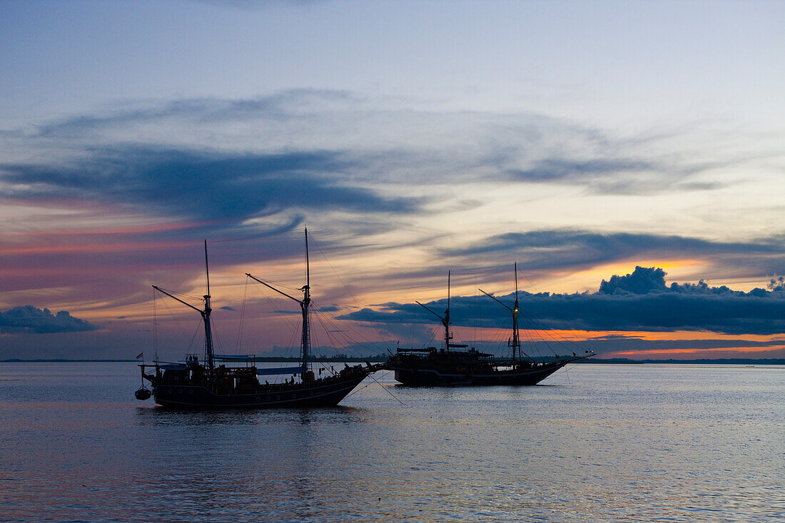 Kreuzfahrtschiffe vor Sorong, Raja Ampat, West Papua, Indonesien