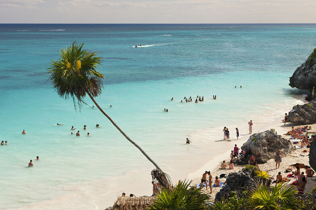 Touristen am Strand vor den Maya Ruinen von Tulum, Riviera Maya, Yucatan Halbinsel, Karibik, Mexiko
