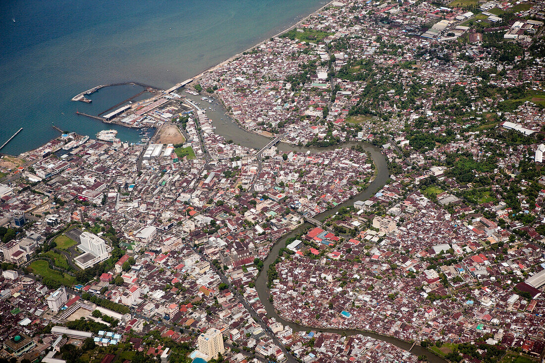 Luftaufnahme Manado, Nord Sulawesi, Indonesien