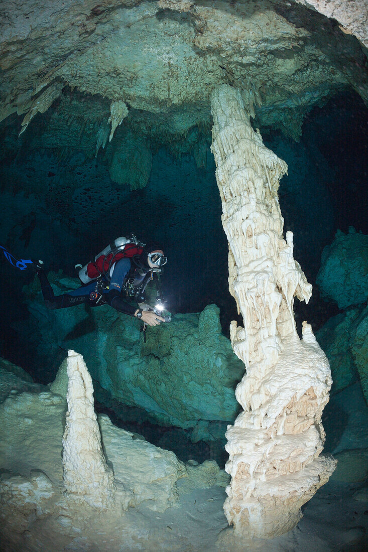 Taucher in Bat Cave Cenote, Playa del Carmen, Yucatan Halbinsel, Mexiko