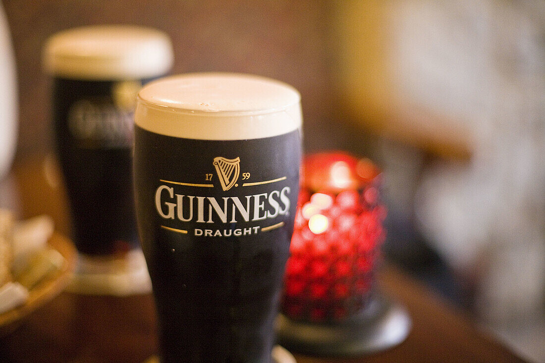 Nahaufnahme, close-up, ein Glas Guiness in einem Pub in Irland