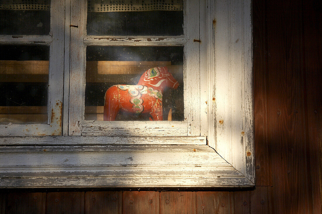 Dalapferd durch das Fenster gesehen, Schweden