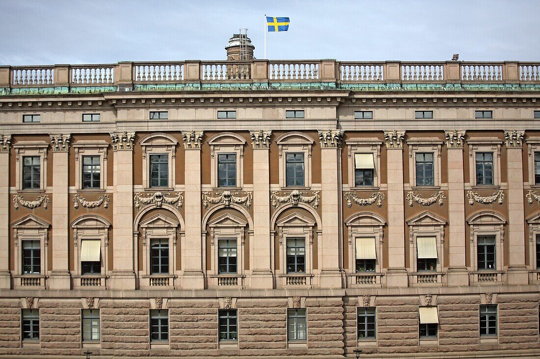 Parlamentsgebäude mit Flagge, Stockholm, Schweden, Europa