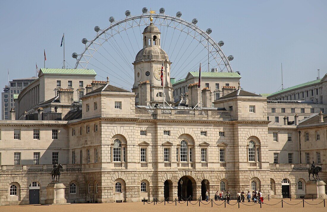Das Riesenrad London Eye hinter dem Horse Guards, England, Grossbritannien, Europa