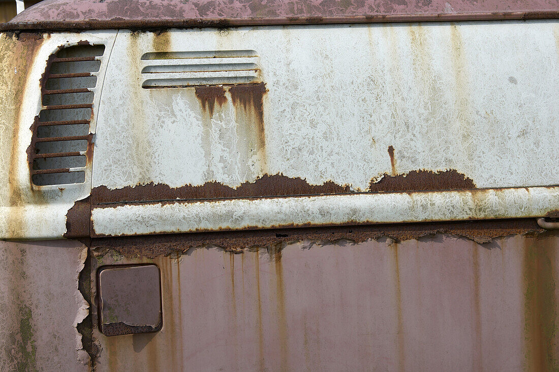 Rost an einem alten weiß-pinken Auto