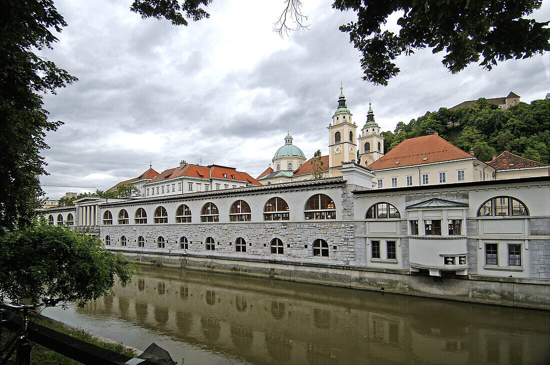 Häuser am Fluss unter Wolkenhimmel, Ljubljana, Slowenien, Europa