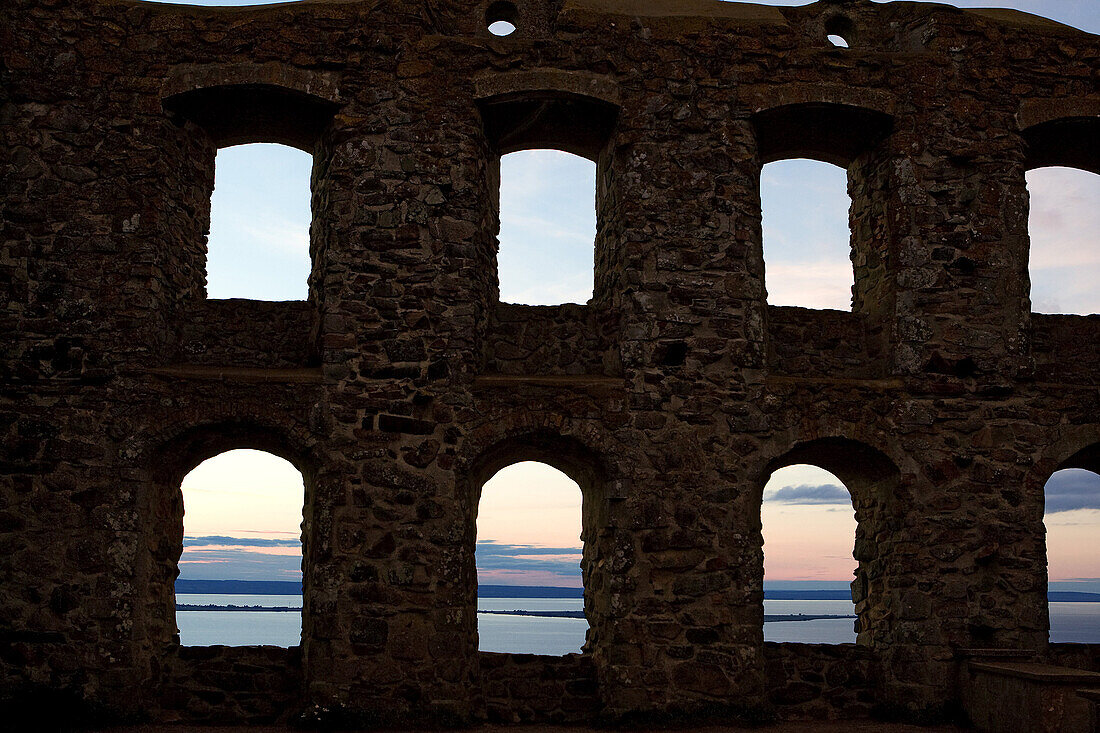 Blick auf Schlossruine Brahe bei Sonnenuntergang, Öresund, Schonen, Schweden, Europa