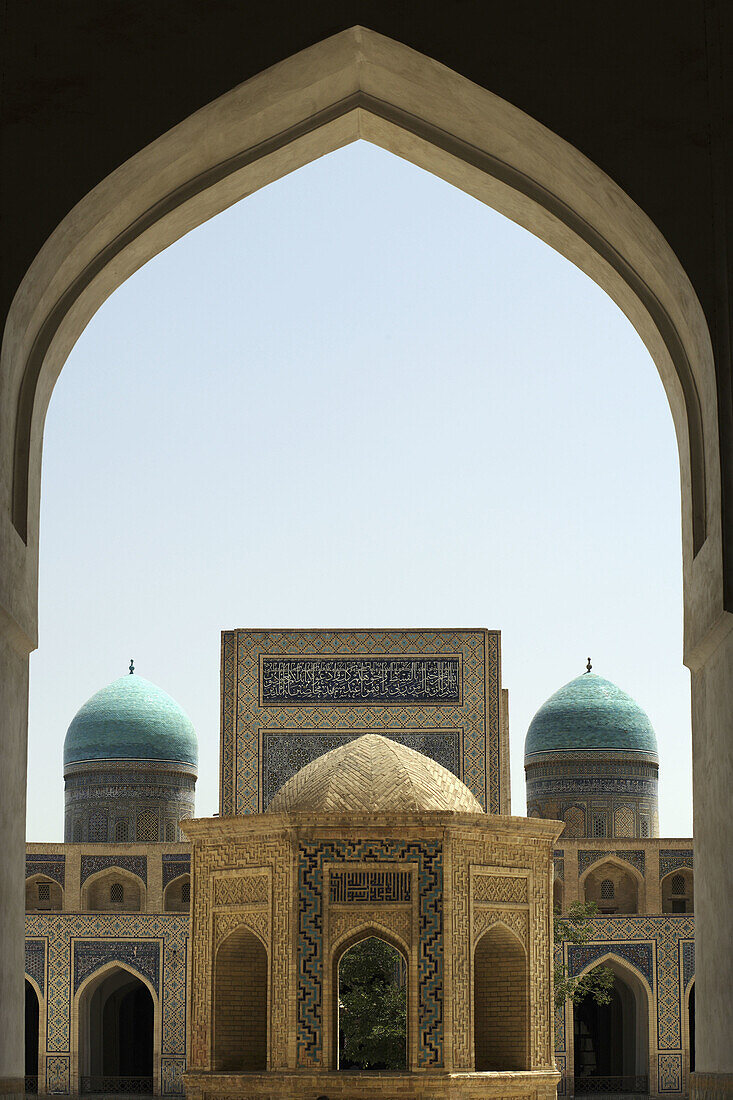 Kalon Mosque with the turquoise domes of the Mir_i_Arab Medressa, Bukhara, Uzbekistan, Central Asia