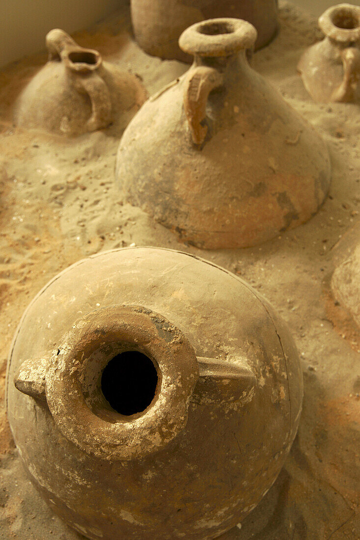 Römische Amphoren im Archäologischen Museum, Ibiza. Balearische Inseln, Spanien