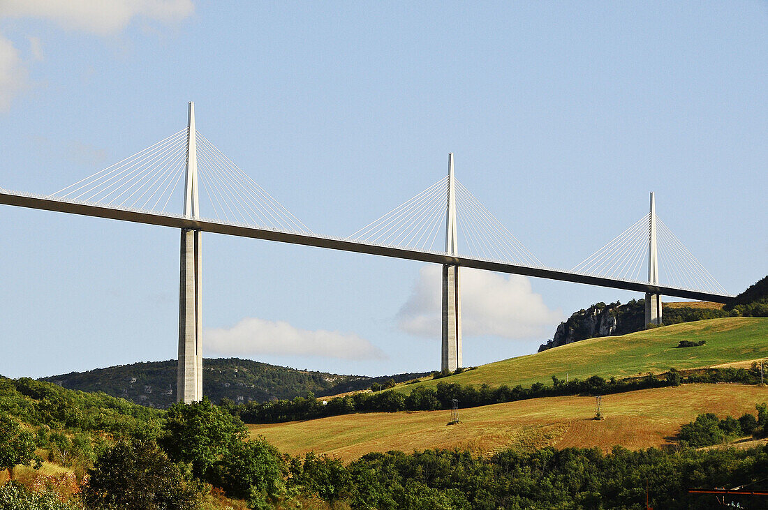 France, Aveyron 12, Millau, le viaduc de l´Autoroute A75 au dessus du Tarn, entre les causses de Sauveterre et du Larzac, concu par l architecte Lord Norman FOSTER