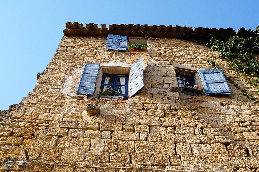 rance 84 - Vaucluse - Luberon - Ansouis - Chateau d´Ansouis Situe dans le Parc Naturel Regional du Luberon, Ansouis, fait partie du cercle tres ferme des ´Plus beaux villages de France´  Le superbe chateau surplombe encore ce magnifique village typique du