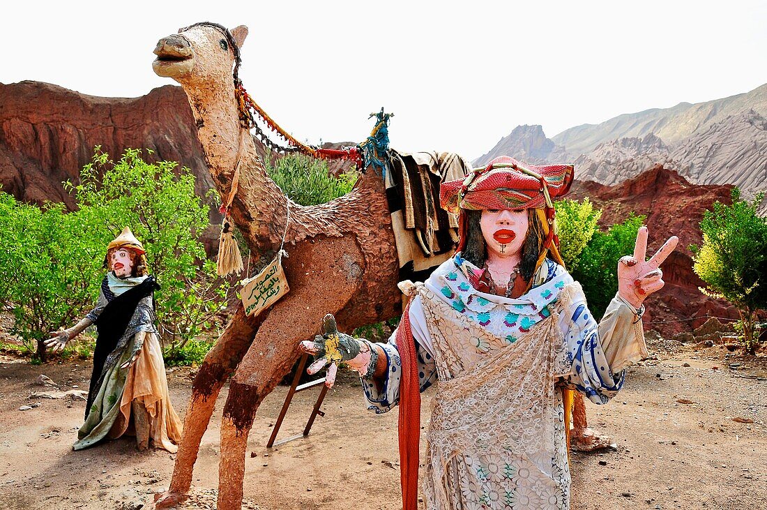 Maroc, Haut-Atlas, la vallée du Dadès, dites vallée des Kasbah, mannequins devant le restau de Fatima