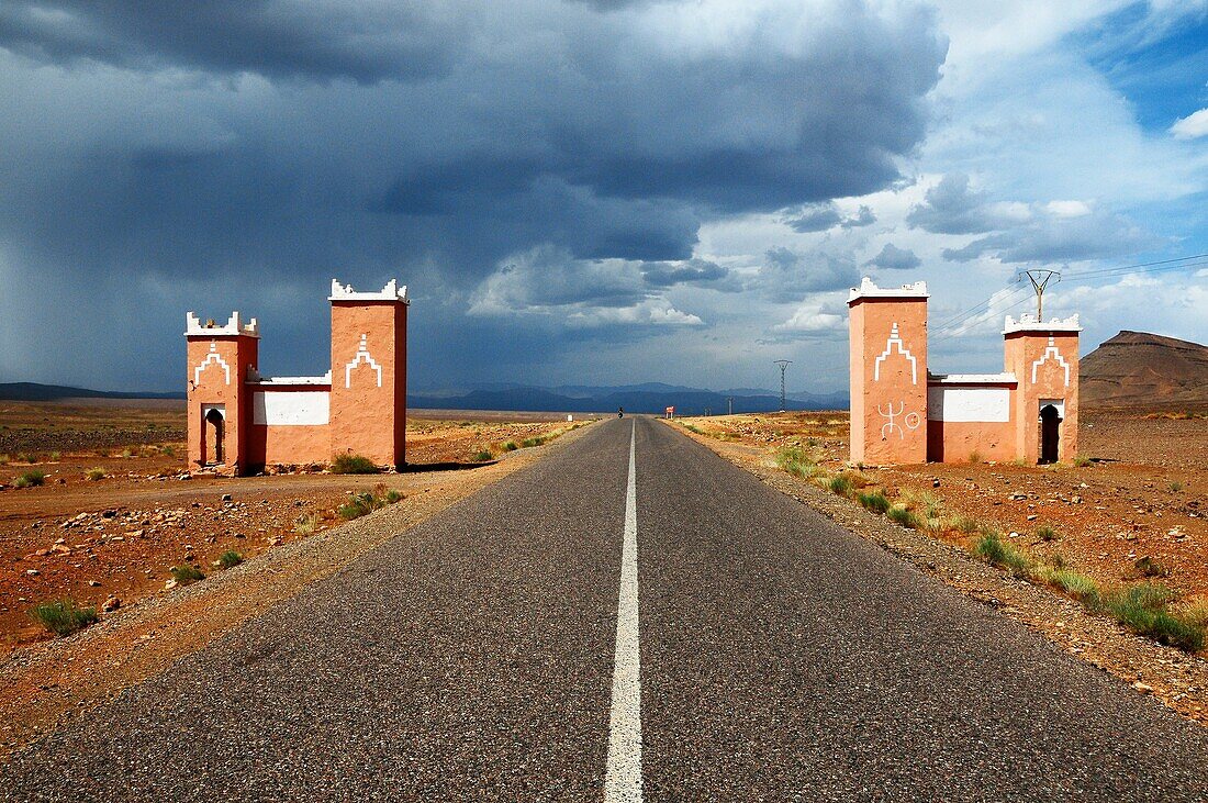 Maroc, sud Marocain, porte de région sur fond de ciel d´orage, région de Tazzarine