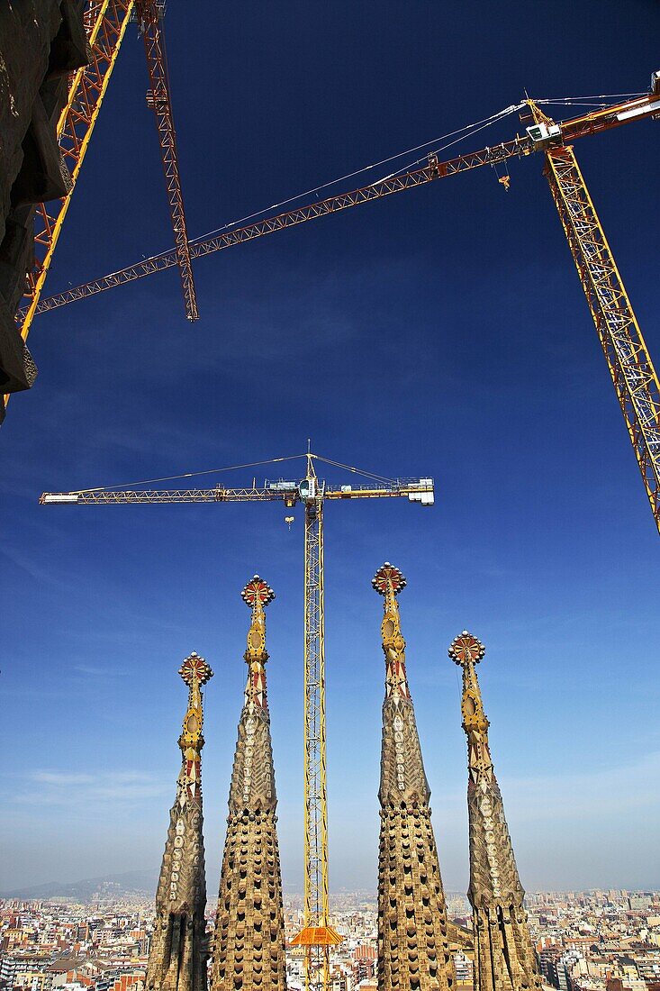 Spain, Cataluna, Barcelona, Sagrada Familia, Construction cranes on the site of the Sagrada Familia Cathedral