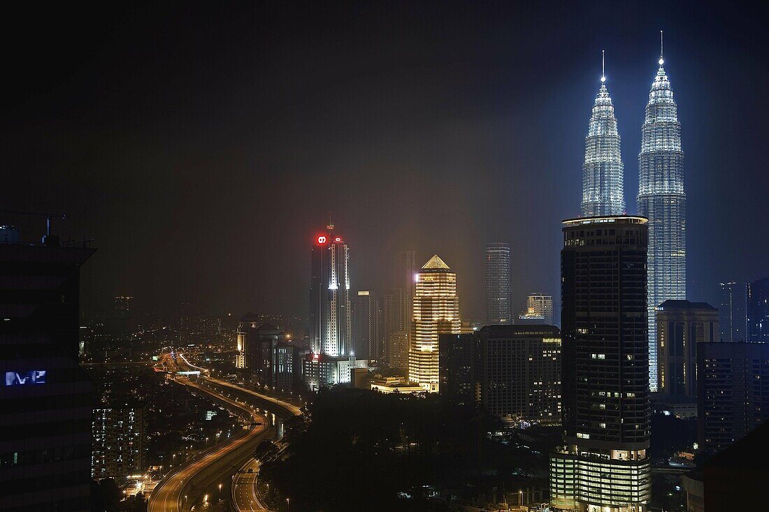 Malaysia, Selangor, Kuala Lumpur, General view of the Petronas Towers and downtown city centre by night