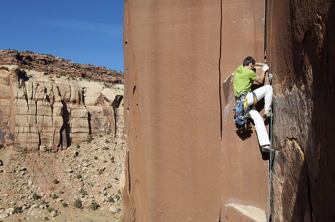 Escalador en Indian Creek, cerca de Moab y de Canyonlands; Utah; Estados Unidos