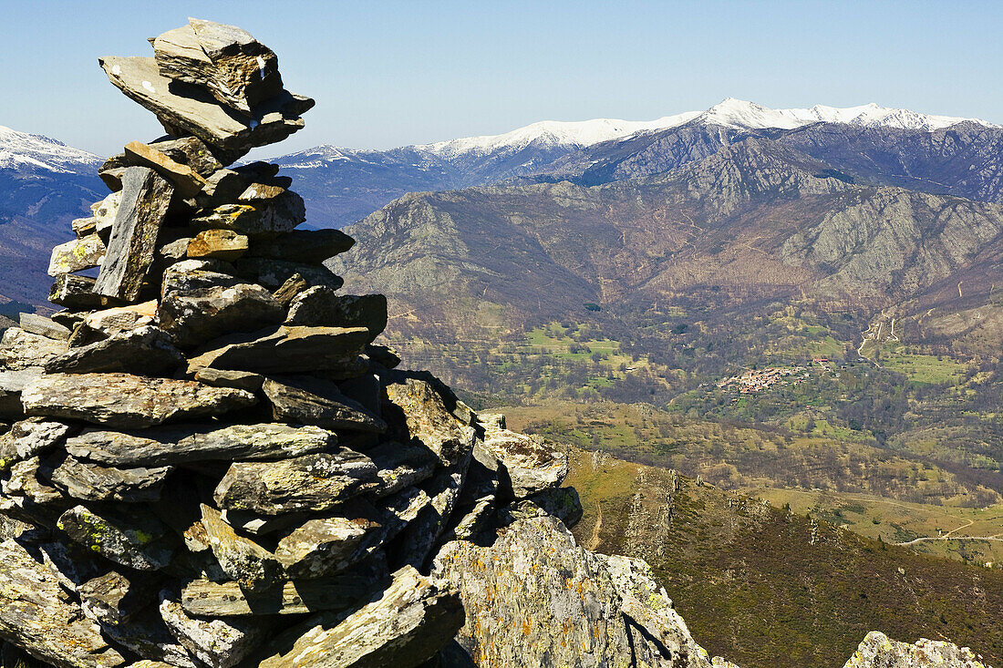 Mojón en la Sierra Norte. Madrid. España.