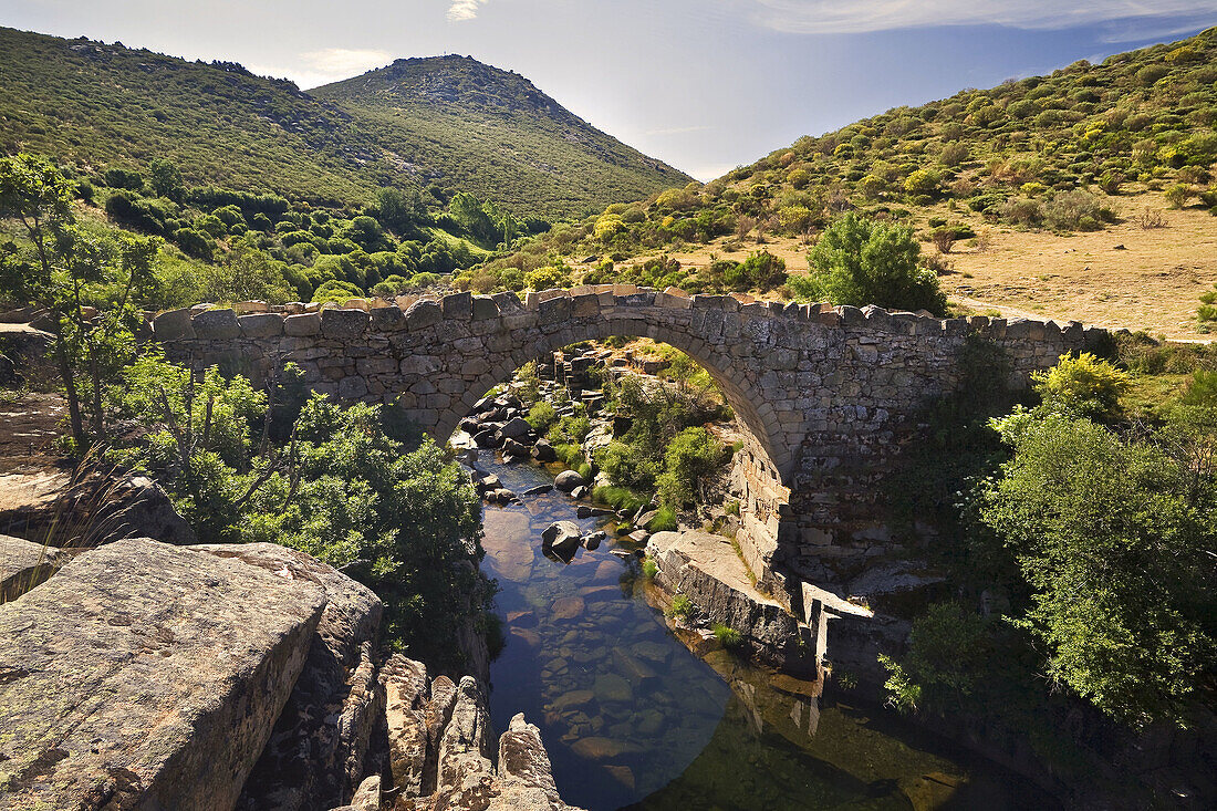 Puente en el Pozo de las Paredes. Garganta del Barbellido. Sierra de Gredos. Navacepeda del Tormes. Ávila. España