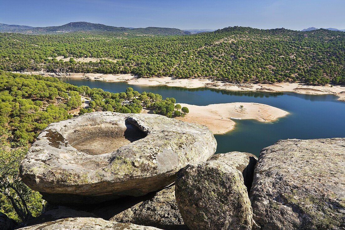 Embalse de San Juan desde el cerro Almodón  San Martín de Valdeiglesias  Madrid  España