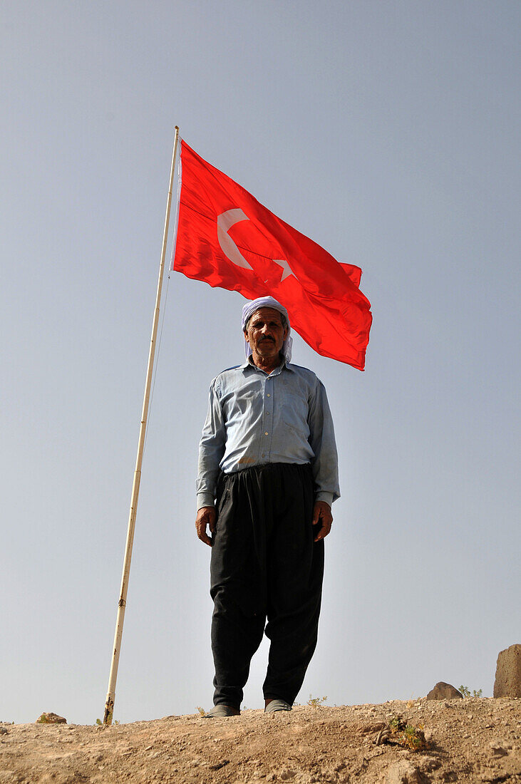 Älterer Mann mit türkischer Flagge in Harran bei Sanliurfa, Südost-Anatolien, Türkei