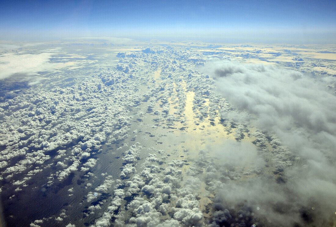 Wolken über Meer, Blick aus Flugzeug, Spanien