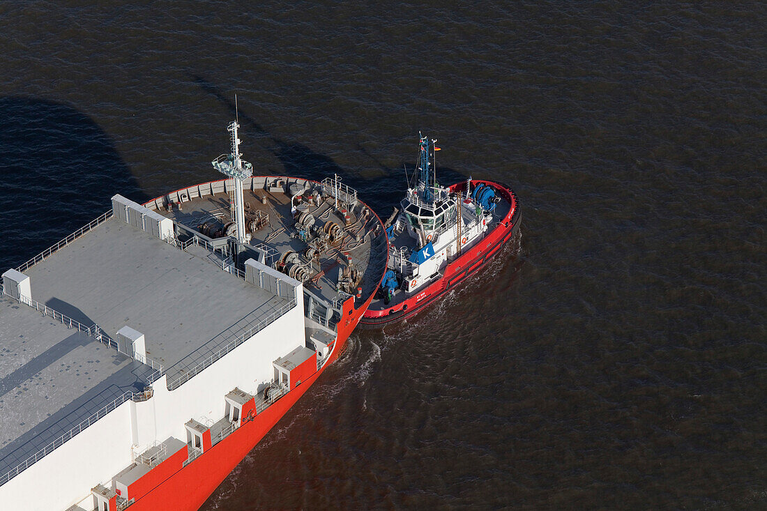Luftbild Frachter bugsiert mit Schlepper im Hafen, Niedersachsen, Deutschland