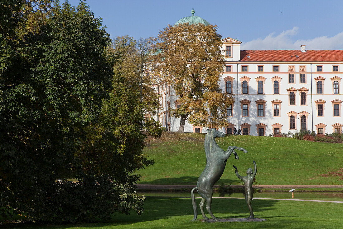 Figuren im Celler Schlossgarten, im Hintergrund das Celler Schloss, Celle, Niedersachsen, Deutschland