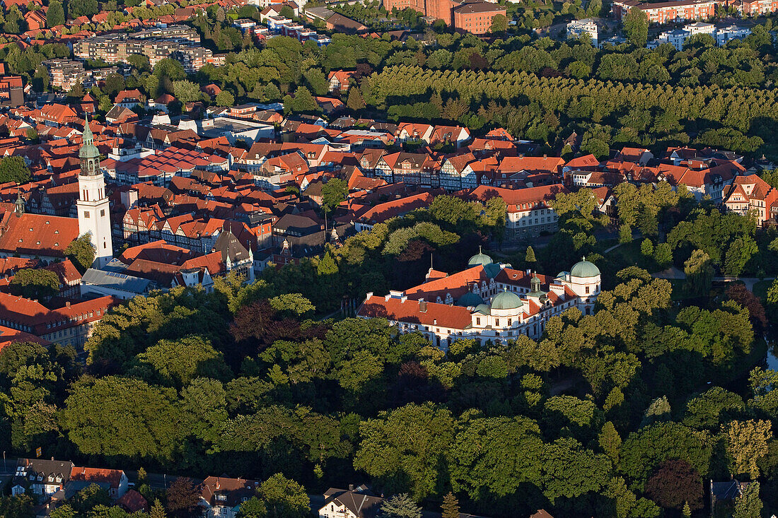Luftbild Celler Schloss vor der Altstadt, Stadtkirche St. Marien, Schlosspark und Allee im Französischen Garten, Celle, Niedersachsen, Deutschland