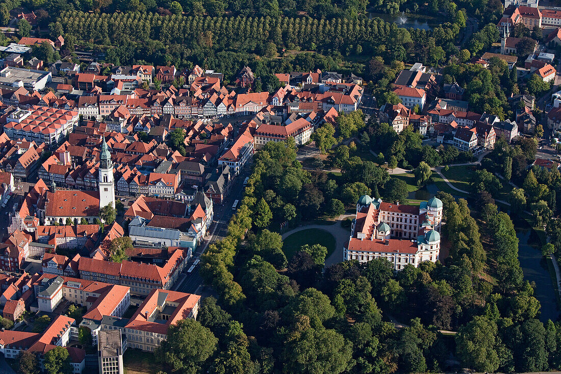 Luftbild Celler Schloss vor der Altstadt, Stadtkirche St. Marien, Schlosspark, Allee im Französischen Garten, Celle, Niedersachsen, Deutschland