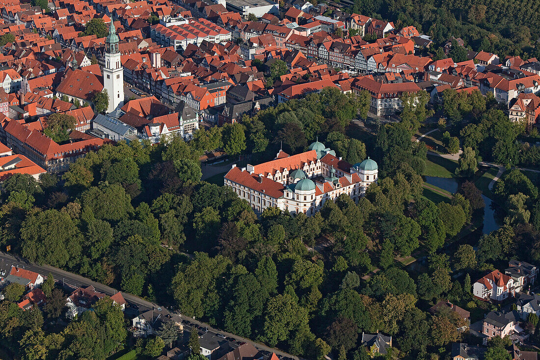 Luftaufnahme Altstadt mit Stadtkirche St. Marien und Celler Schloss, Celle, Niedersachsen, Deutschland