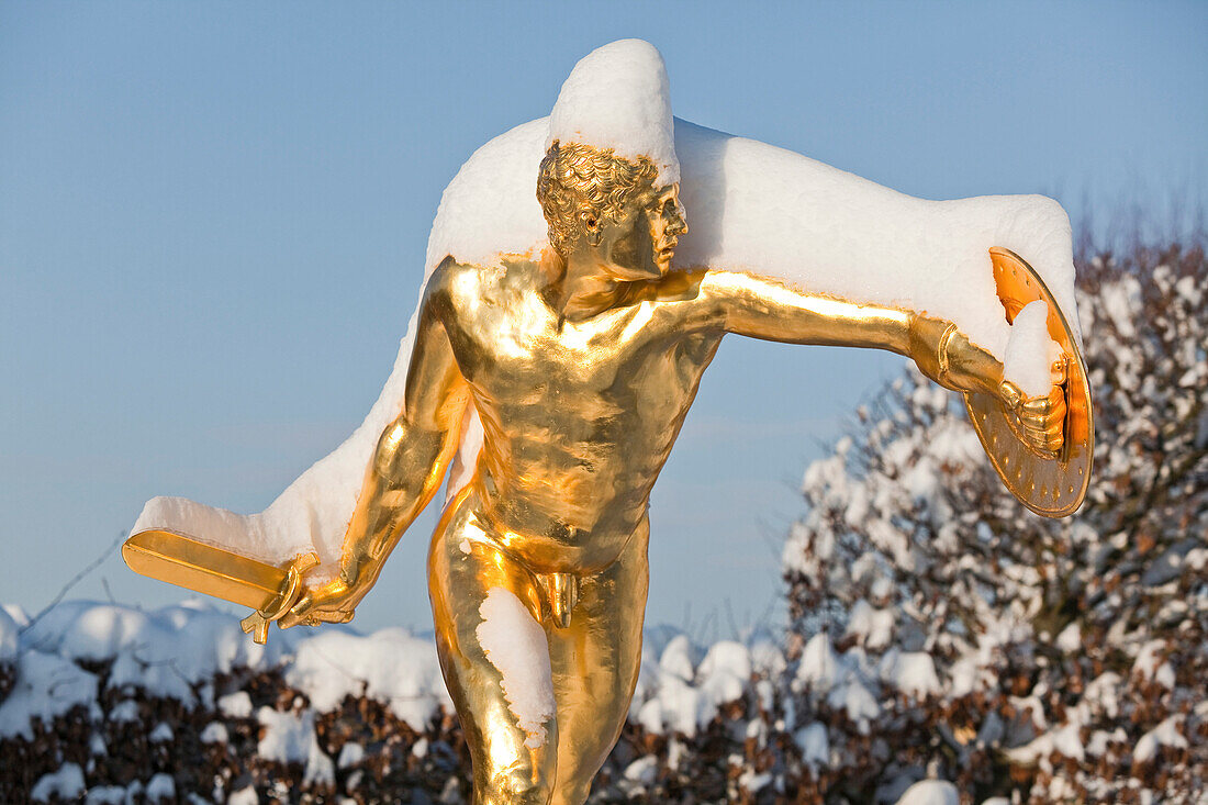Vergoldete Figuren im Schnee in den Herrenhäuser Gärten, Schwertkämpfer, Gartentheater im Grossen Garten, Hannover, Niedersachsen, Deutschland