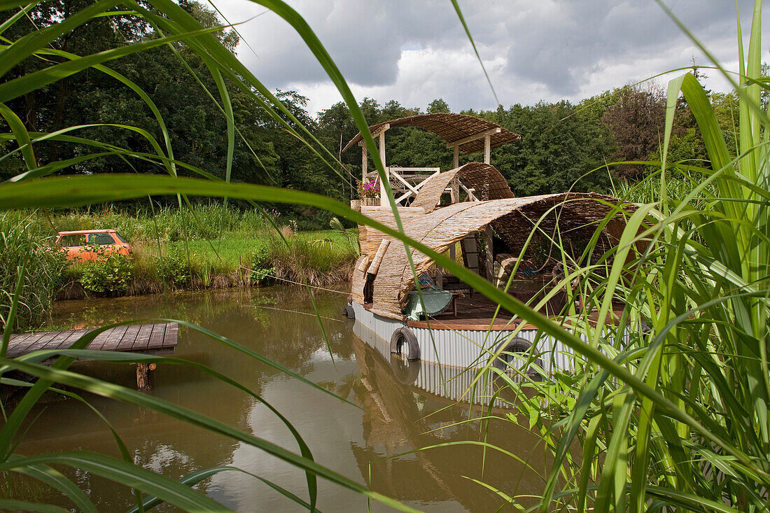 Schloss Ippenburg, Kunstobjekt Mini und Hausboot im Wassergraben, Bad Essen, Niedersachsen, Deutschland