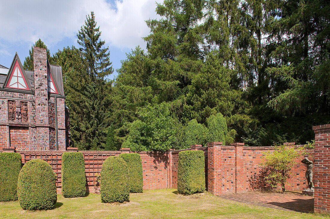 Buchsbaum, Mauer und Tempel in der Kunststätte Bossard, Jesteburg, Niedersachsen, Deutschland