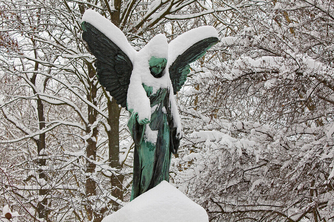 Snow-covered angel statue, Linden mountain cemetery, Hanover, Lower Saxony, Germany