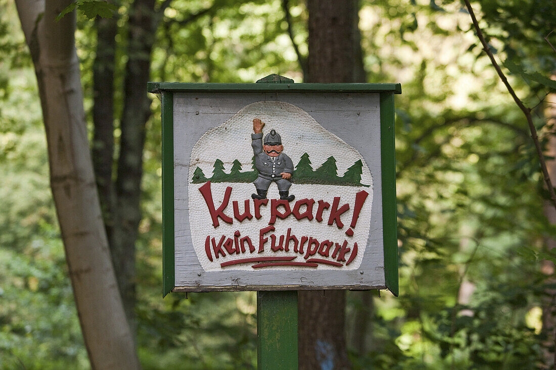 Lustiges Verbotsschild im Kurpark, Kurpark kein Fuhrpark, Polizist, Seesen, Niedersachsen, Deutschland