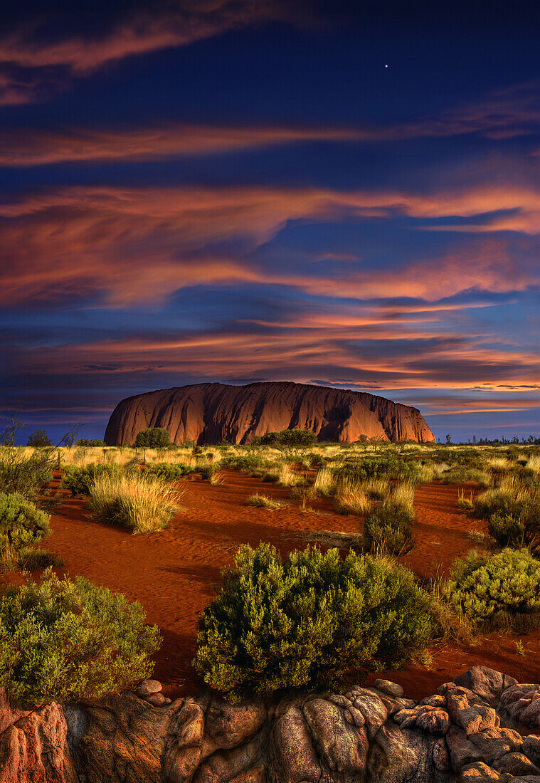 Uluru, Blick auf den Ayers Rock bei Sonnenuntergang, Nördliches Territorium, Australien