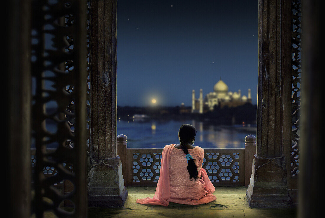 Frau in traditioneller Kleidung betrachtet Vollmond und Taj Mahal, Agra, Uttar Pradesh, Indien, Asien
