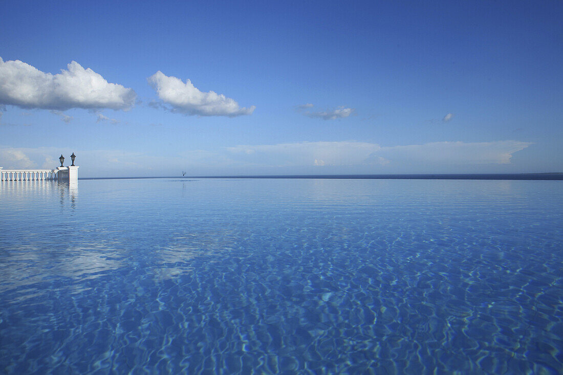 Der Infinity Pool eines Hotels unter blauem Himmel, Bohol Insel, Philippinen, Asien